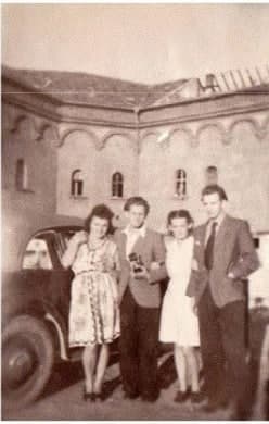 Halina i Ewelina po wojnie, w Ulm; w tle koszary, w których byli zakwaterowani pracownicy Telefunkena