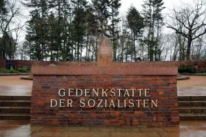 Gedenksätte der Sozialisten am Friedhof Lichtenberg in Berlin - Die Toten mahnen uns