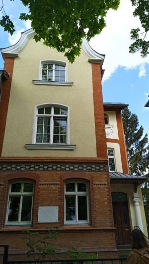 Kafkas letzte Wohnung; Marmortafel vorne, die metallne befindet sich sietlich, links von der Eingangstreppe