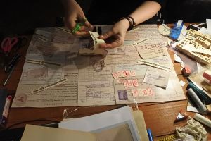 Joanna Rubinroth bereitet Collage über Gertruda Świerczek vor; Foto: Marzena Zajączkowska