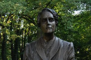 Pomnik prof. Karoliny Lanckorońskiej w Parku Jordana w Krakowie. Wikipedia