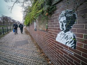 Rosa Luxemburg - Gedenktafel und Graffiti